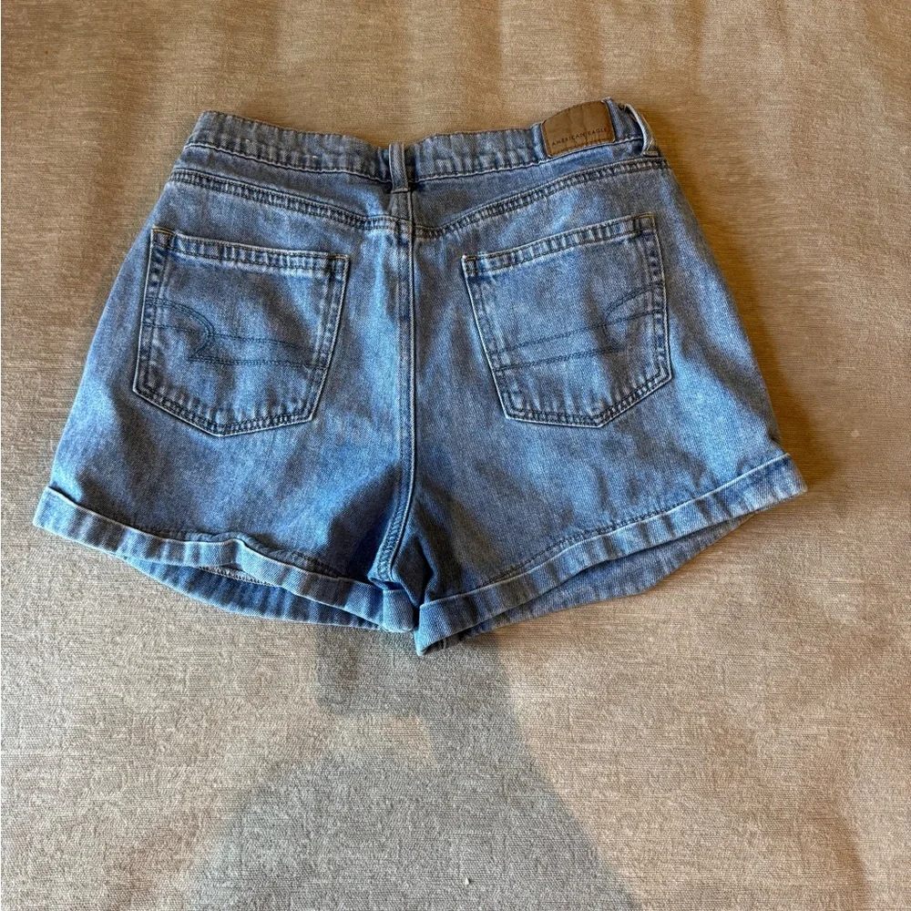American Eagle Mom Shorts Women’s 6 Light Wash Denim High Rise Cuffed Casual